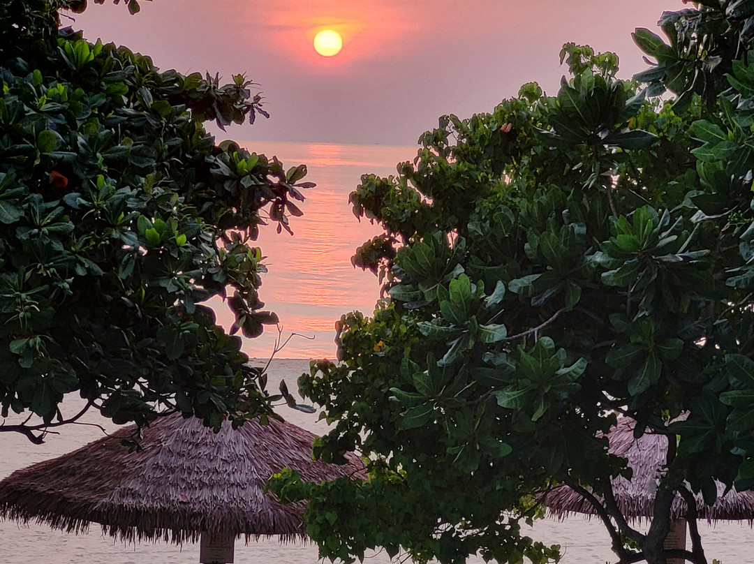 尼拉维利海滩度假酒店主图