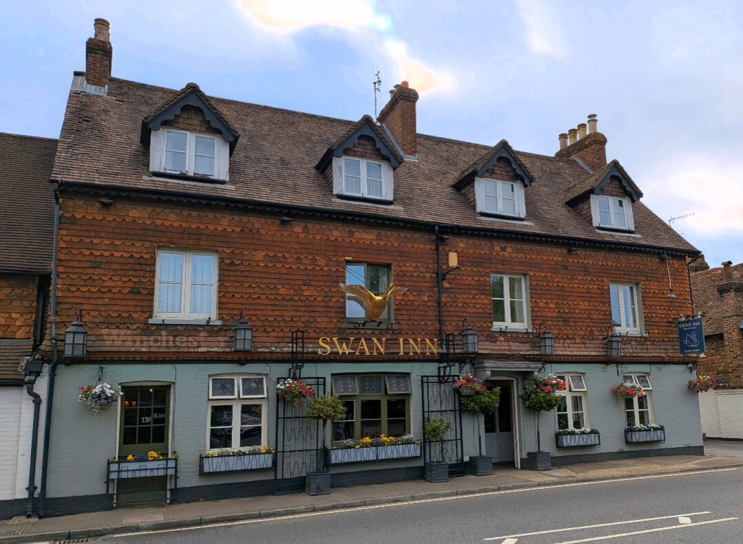 Charming Bedrooms at the Swan Inn Chiddingfold主图