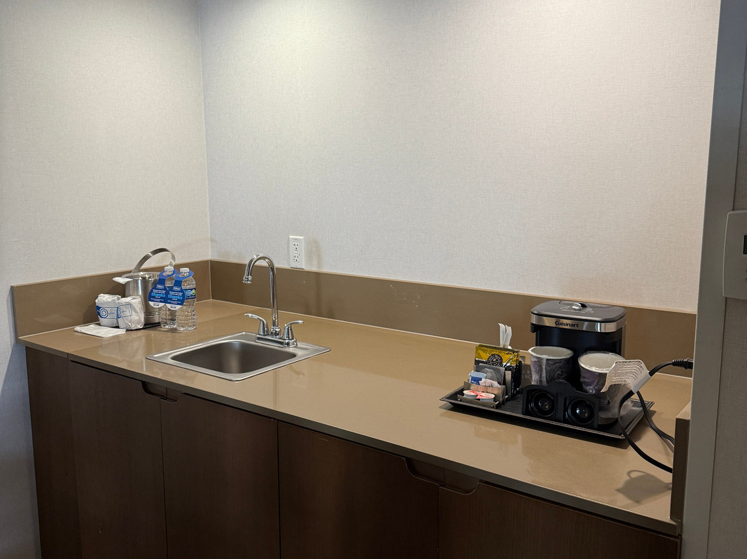 托伦斯希尔顿逸林酒店主图