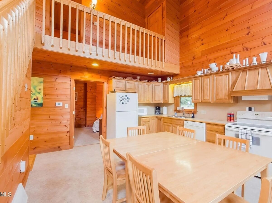 Raven Creek Lodge主图