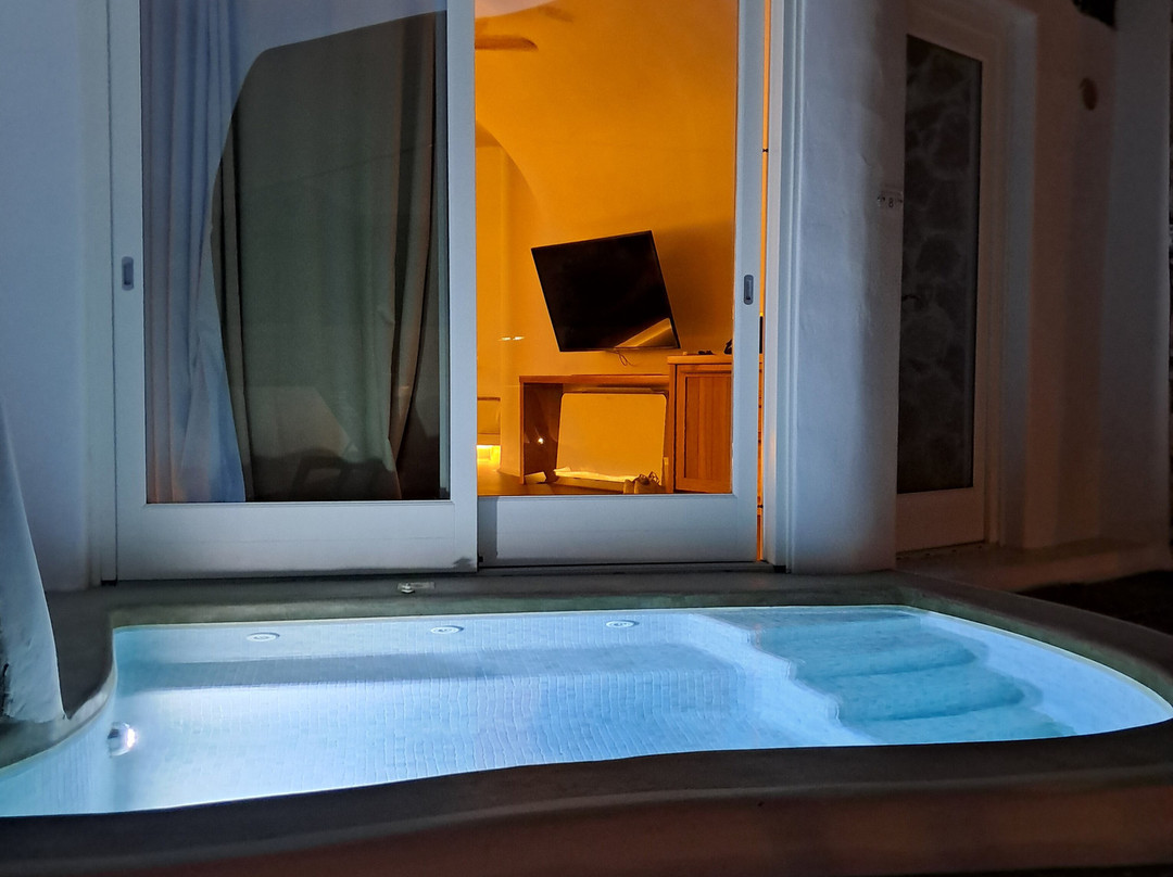 Victoria Caves主图