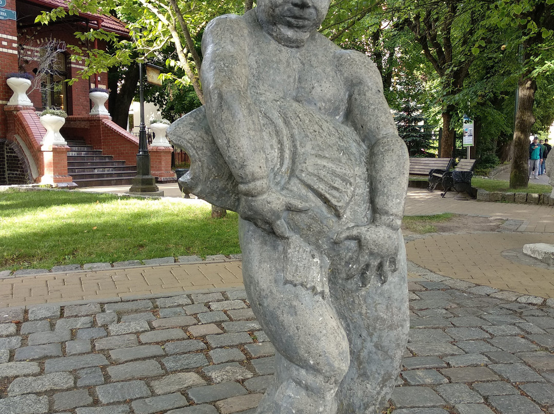 Sculpture Malchik s Ryboi-泽列诺格拉茨克必去景点