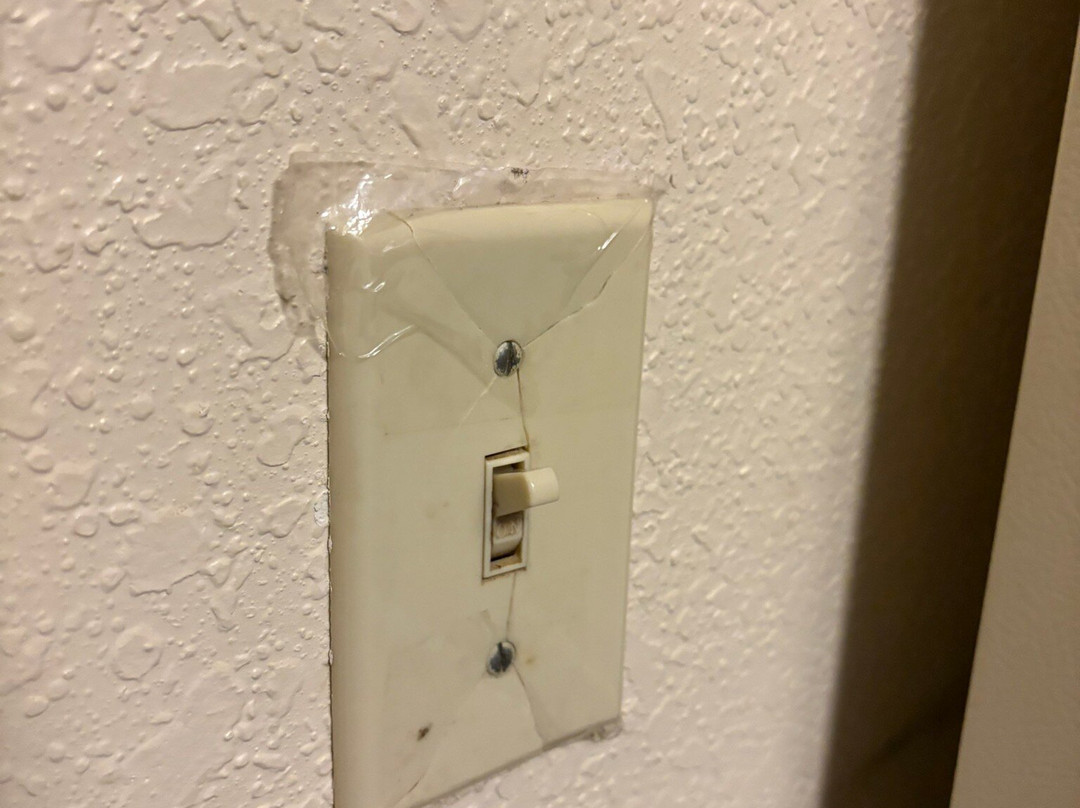 威奇托东北蜡木套房酒店主图