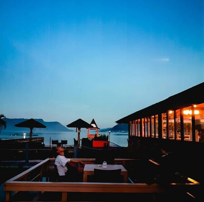 鸟羽村酒店主图