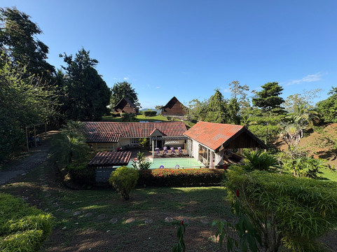 纳提洛奇山林小屋主图