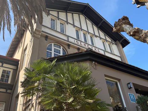 多摩升佩蒂特宫酒店主图