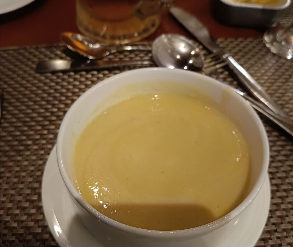 橡光埃拉翠谷酒店主图