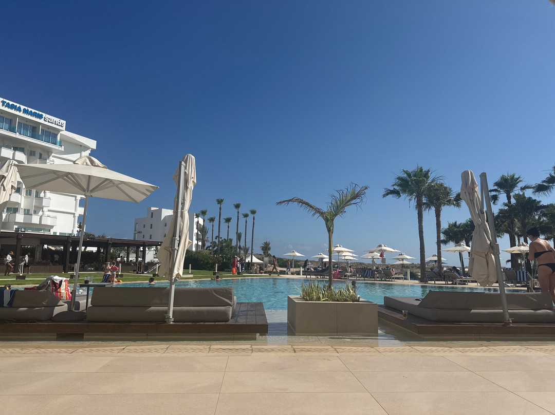 Chrysomare Beach Hotel and Resort主图