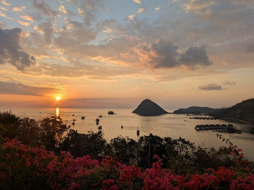 克罗山上酒店主图