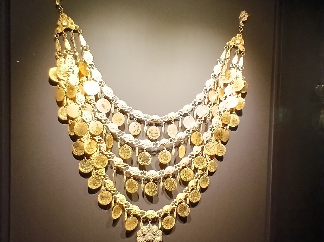 Victoria G. Karelias Collection of Greek Traditional Costumes-卡拉马塔必去景点