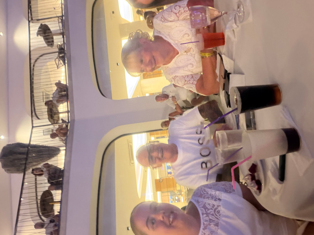 拉里拉蓝色套房酒店主图