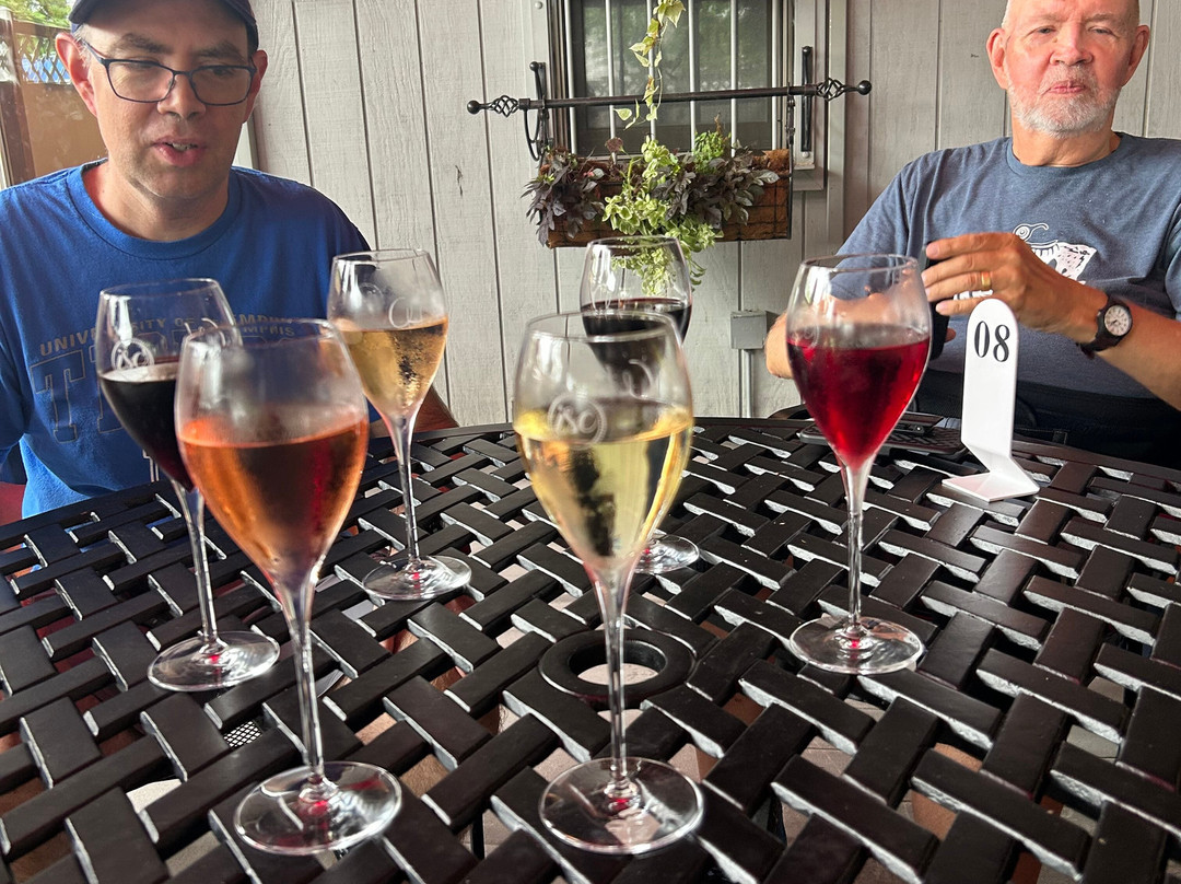 August Hill Winery & Illinois Sparkling Co. Tasting Room-尤蒂卡必去景点