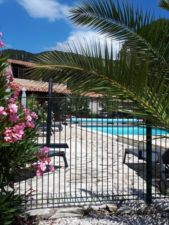 Auberge De Val Moureze-泳池