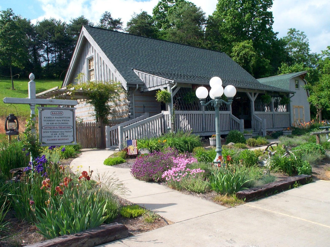 Gray旅游景点-Joanie M Mcdavid Home