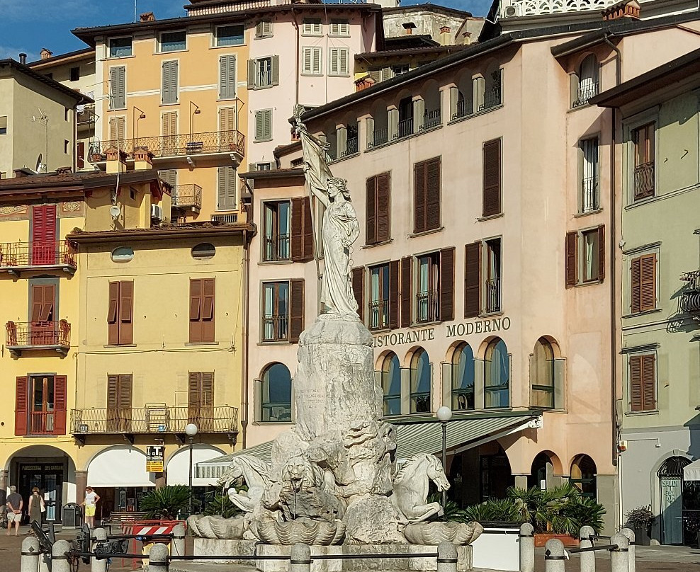 Case Piazza XIII Martiri景点图片