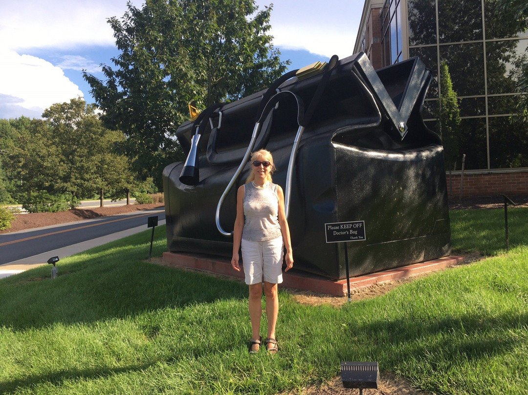 Huge Doctor's Bag With Stethescope-纽瓦克必去景点