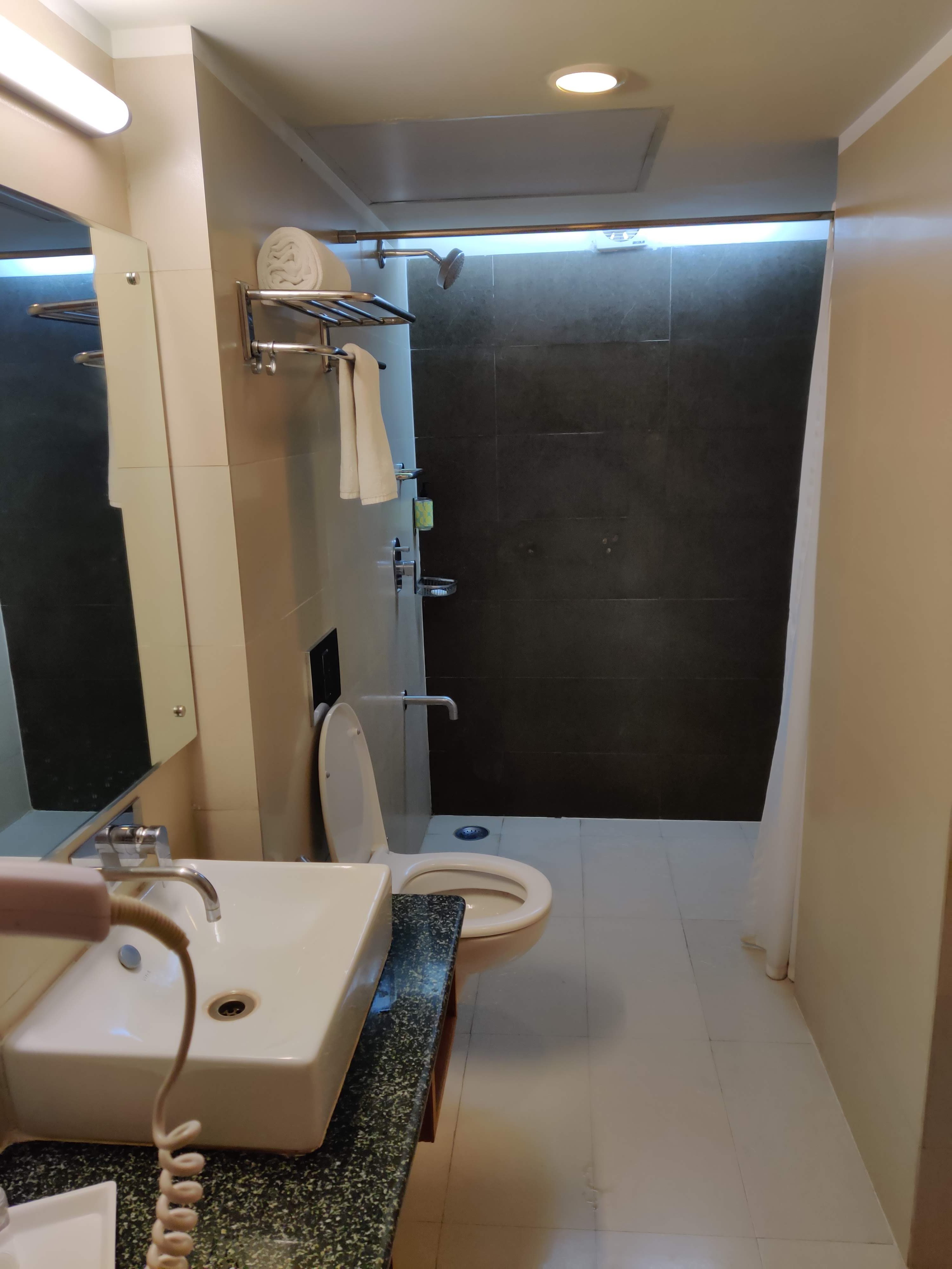 Lemon Tree Hotel, Dehradun-浴室