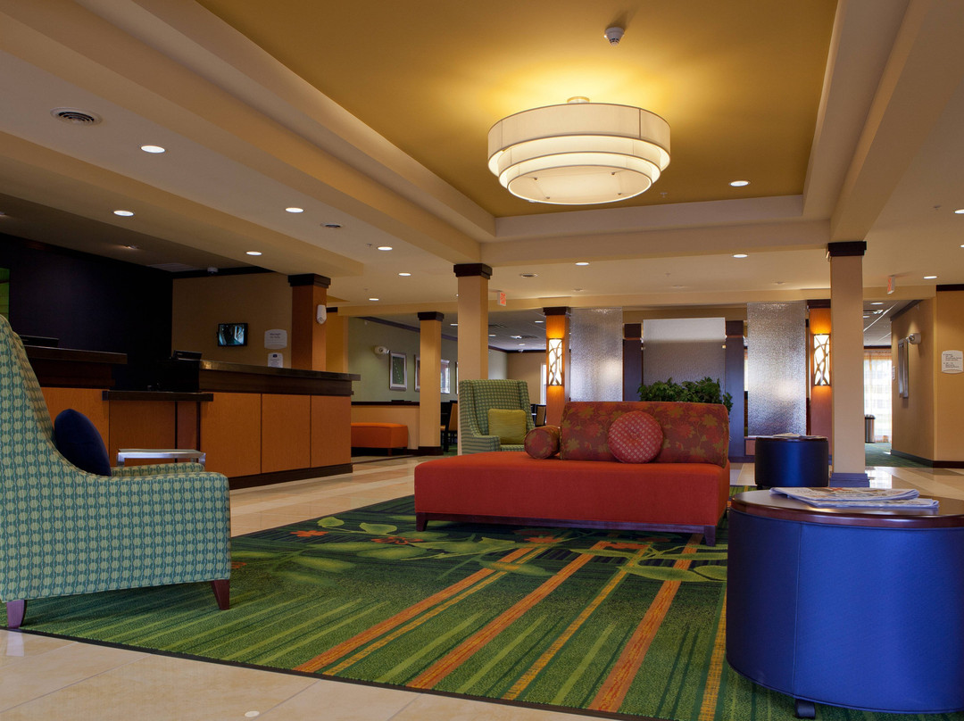 弗林特芬顿费尔菲尔德客栈及套房酒店主图