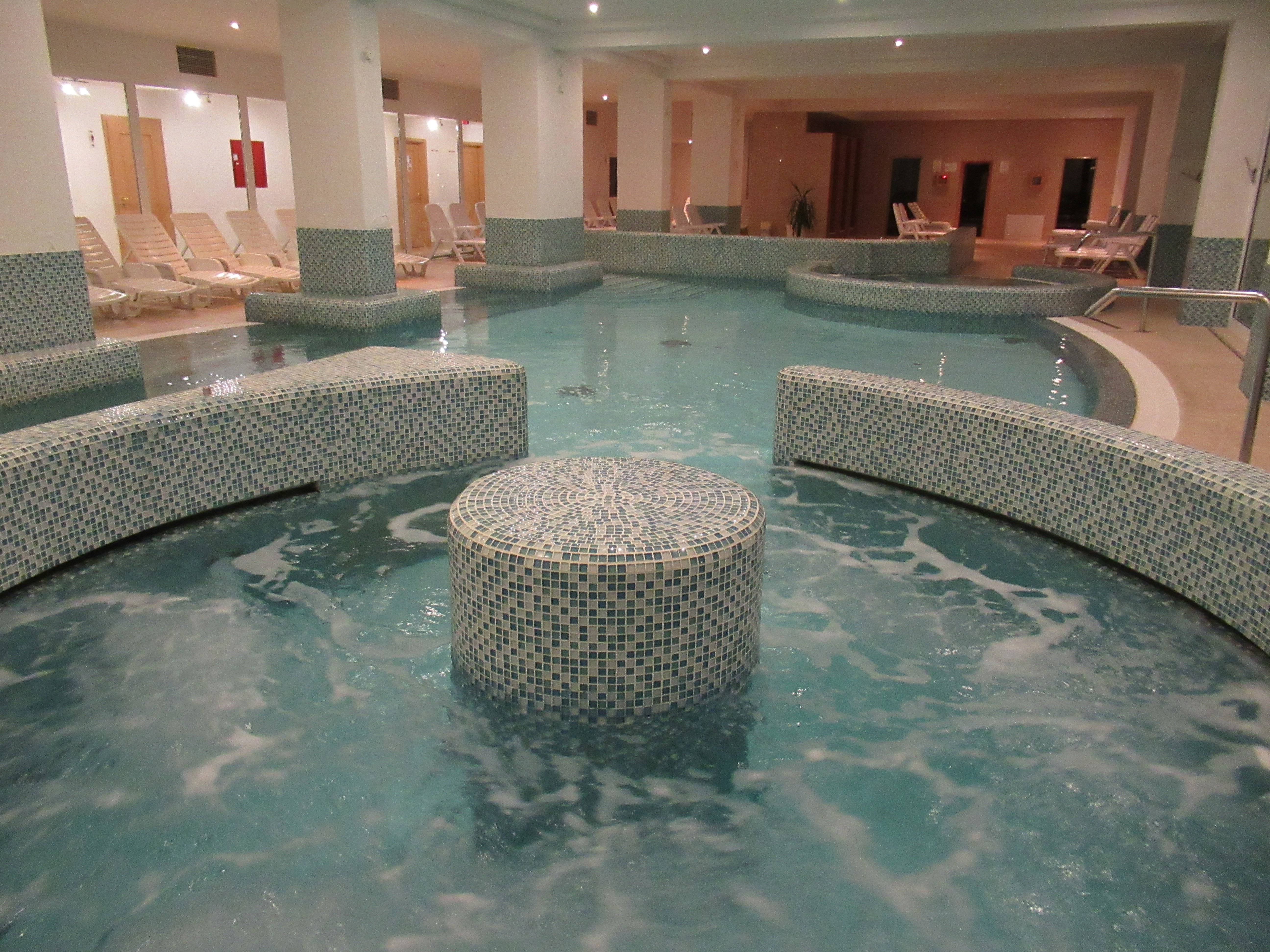Két Korona Hotel-泳池