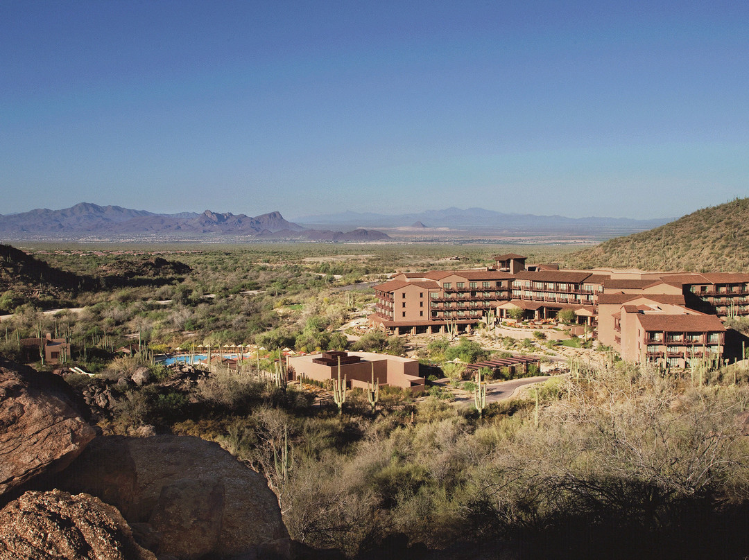 德芙山丽思卡尔顿酒店主图