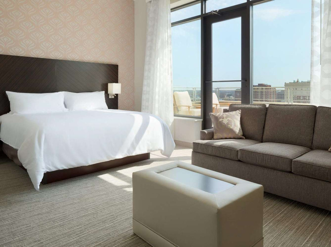 路易斯威尔市中心希尔顿安泊套房酒店主图