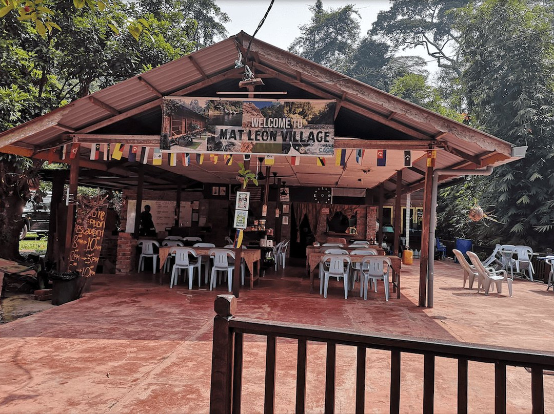 Mat Leon Village