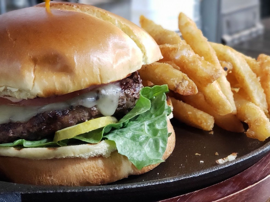 Foresthill餐馆和美食-Maker's Mountain Eatery, Tap House and Wine Bar