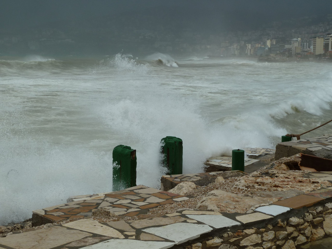 Holiday Suites Hotel & Beach Resort主图