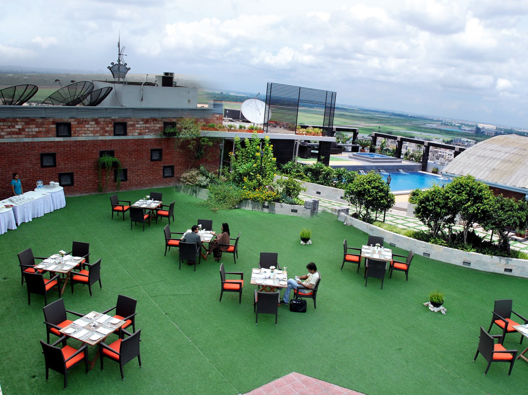 达卡市餐馆和美食-GRILL ON THE SKYLINE at Dhaka Regency Hotel & Resort