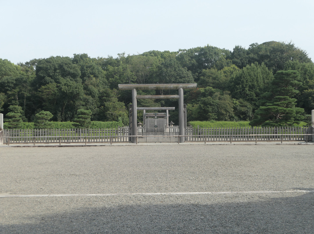 Mausoleum of Emperor Jinmu景点图片