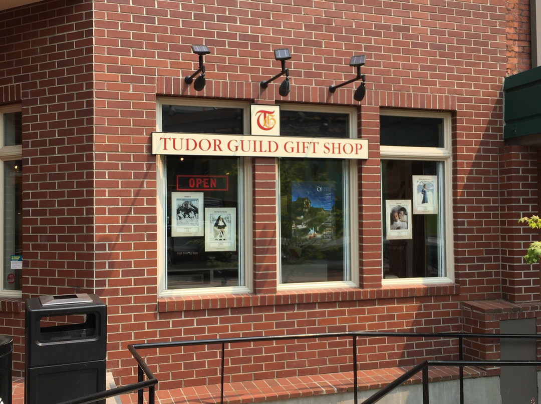Tudor Guild Shop景点图片
