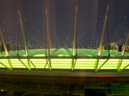 温哥华市区欢朋套房酒店主图