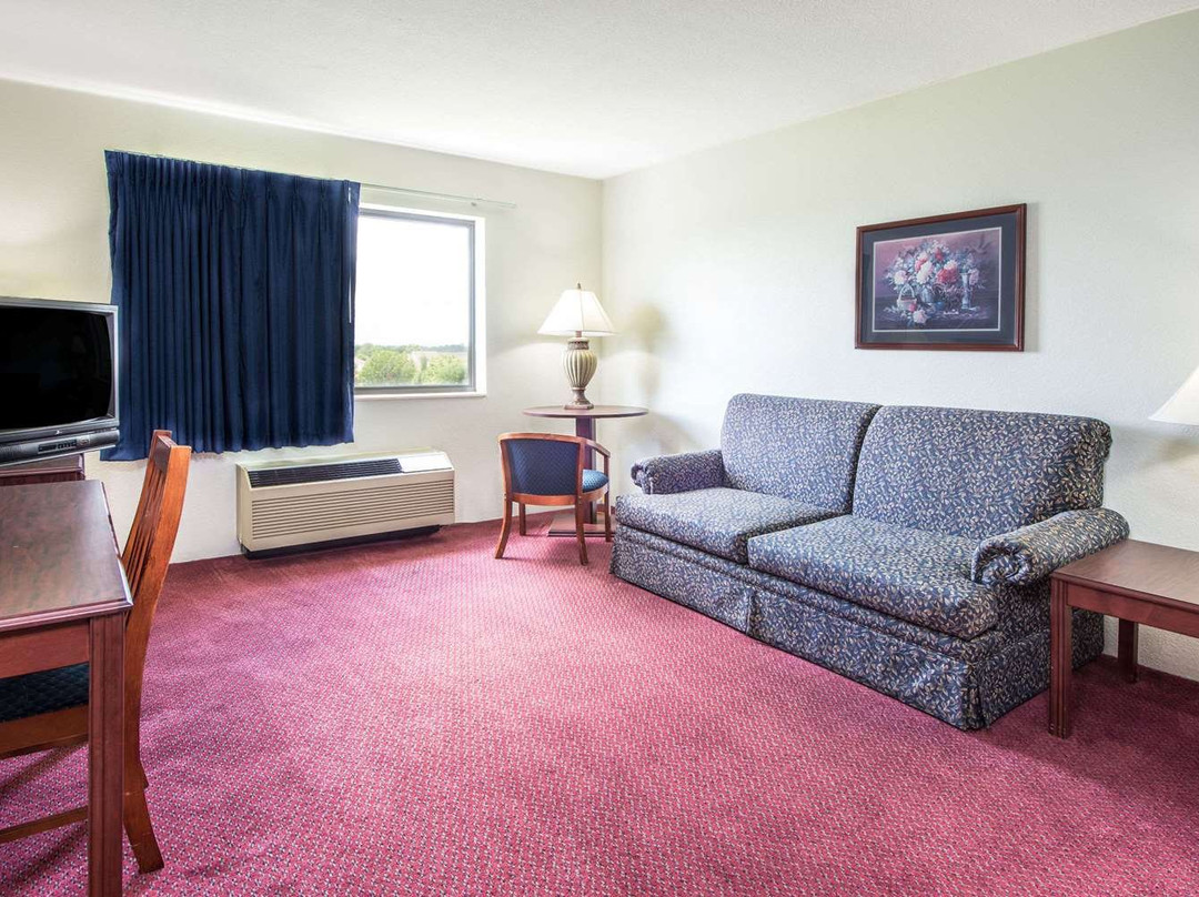 Super 8 by Wyndham Waterloo主图