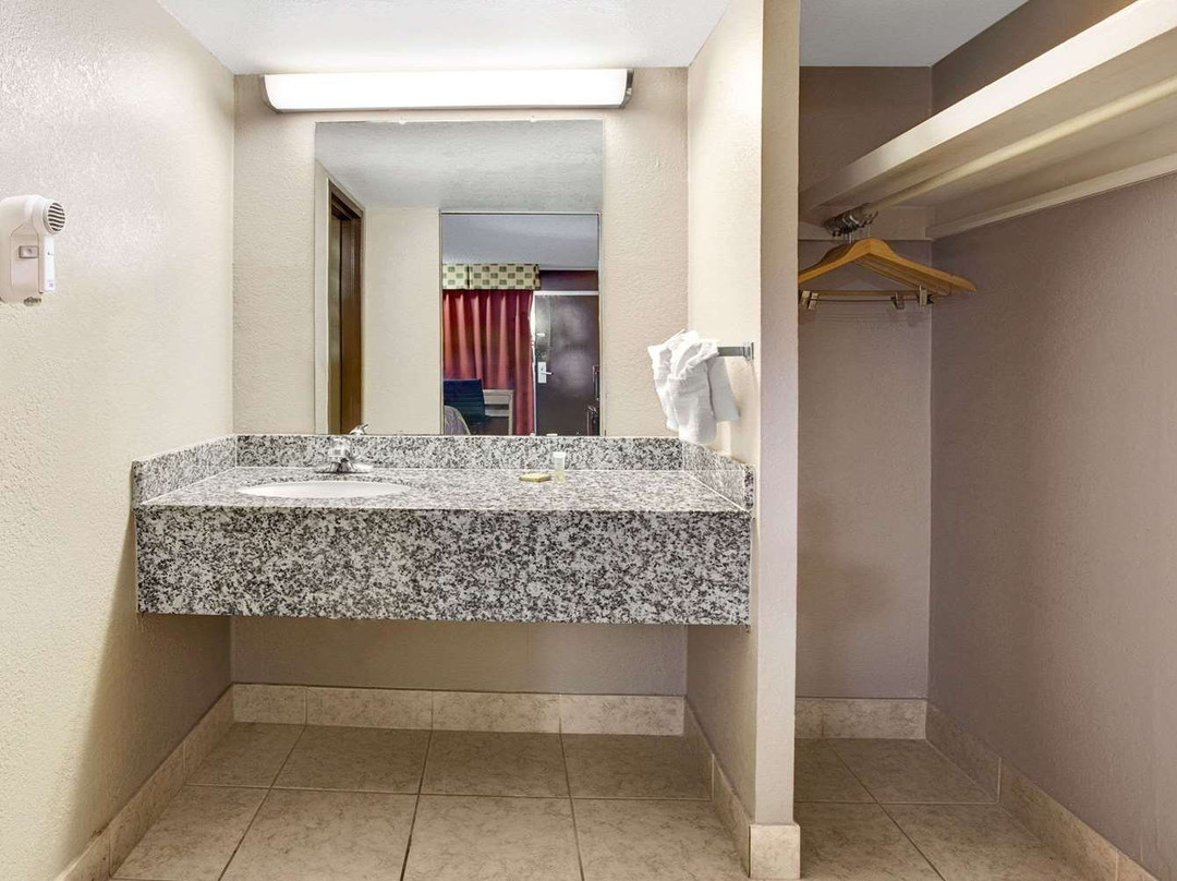 Super 8 by Wyndham Norman主图