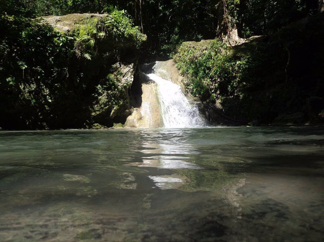 Tesbatan Waterfall景点图片