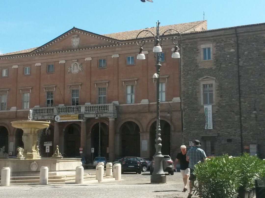 Piazza Enrico Mattei景点图片