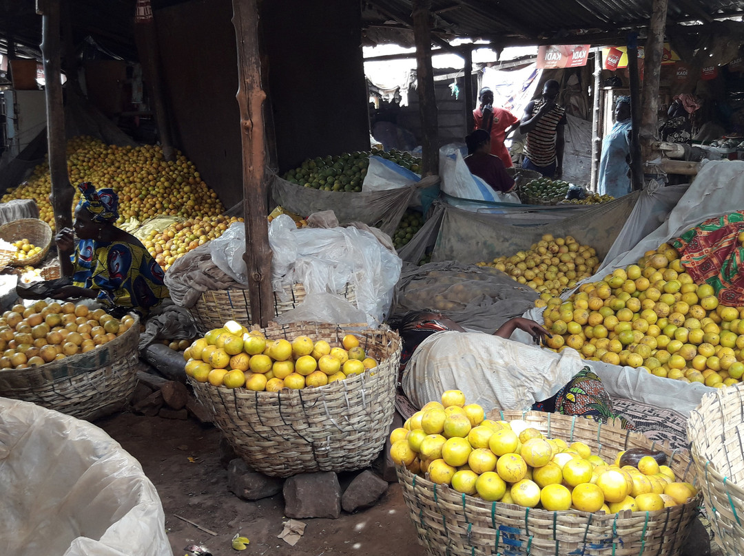 Bamako: vegetable market at the south bank