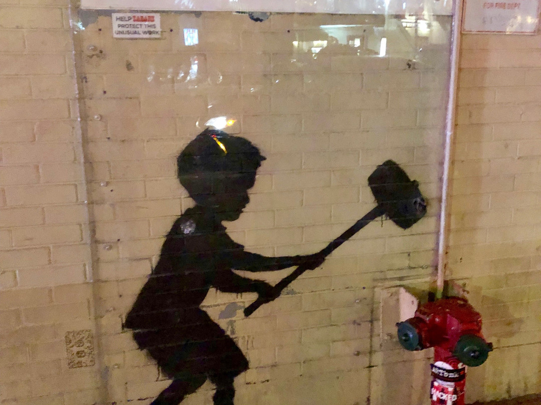 Banksy's "Hammer Boy"景点图片