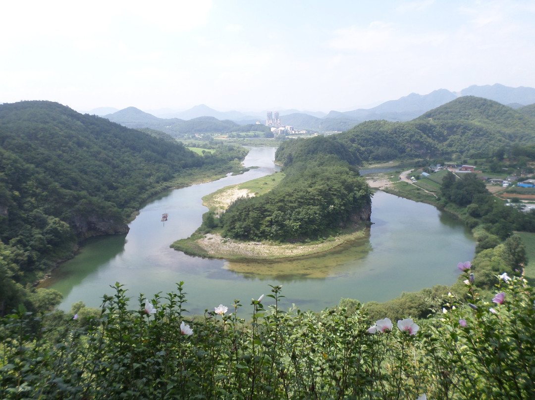 宁越郡旅游景点-Korean Peninsula-shaped Cliffs (Seonam Village)