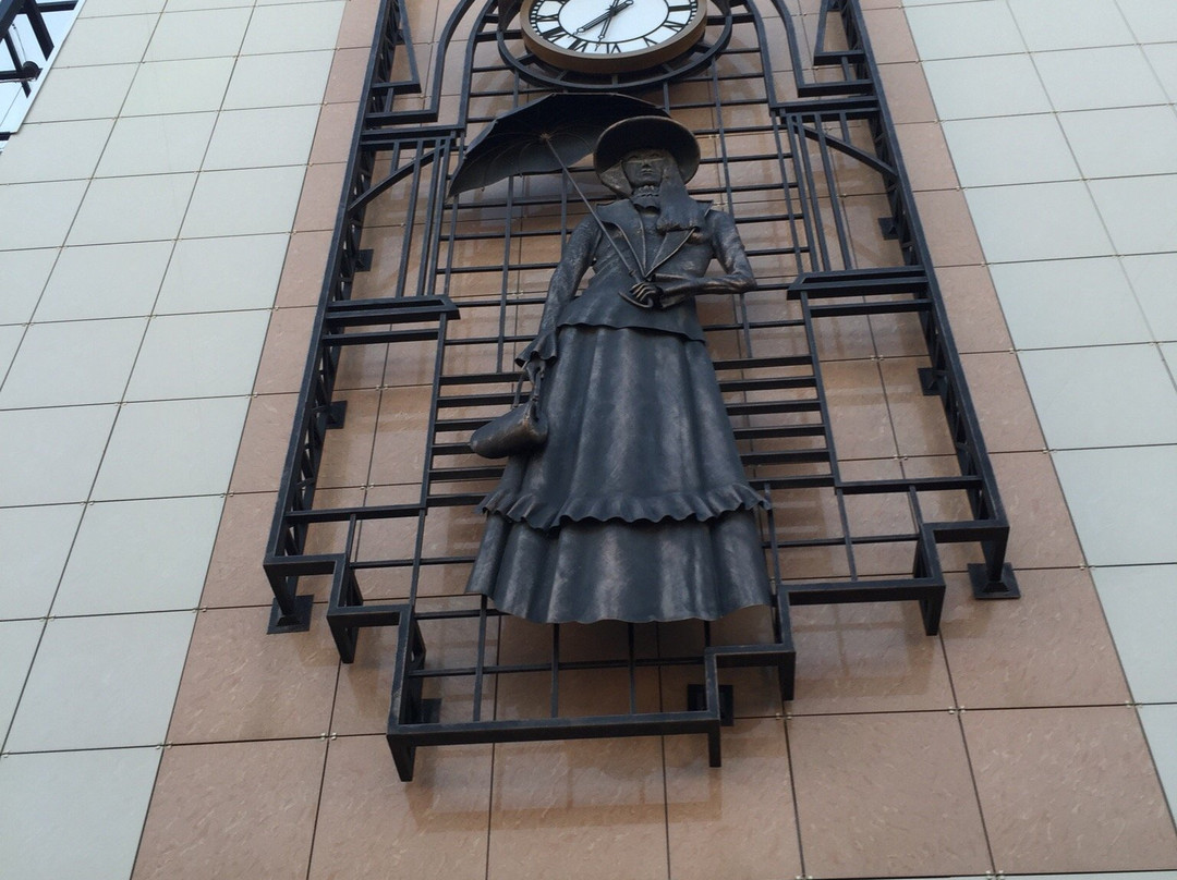 Monument to the Girl with Umbrella景点图片