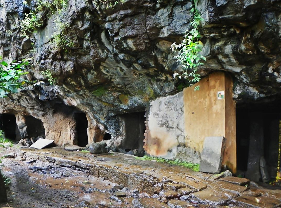 Rajpuri Caves景点图片