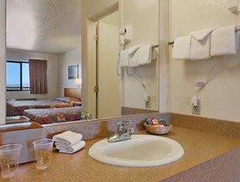 Super 8 by Wyndham Benson主图