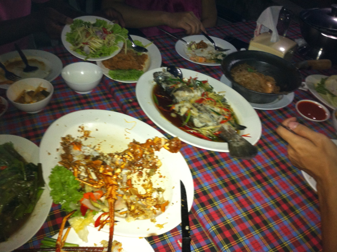 Ban Pa Lai餐馆和美食-Palai Seafood