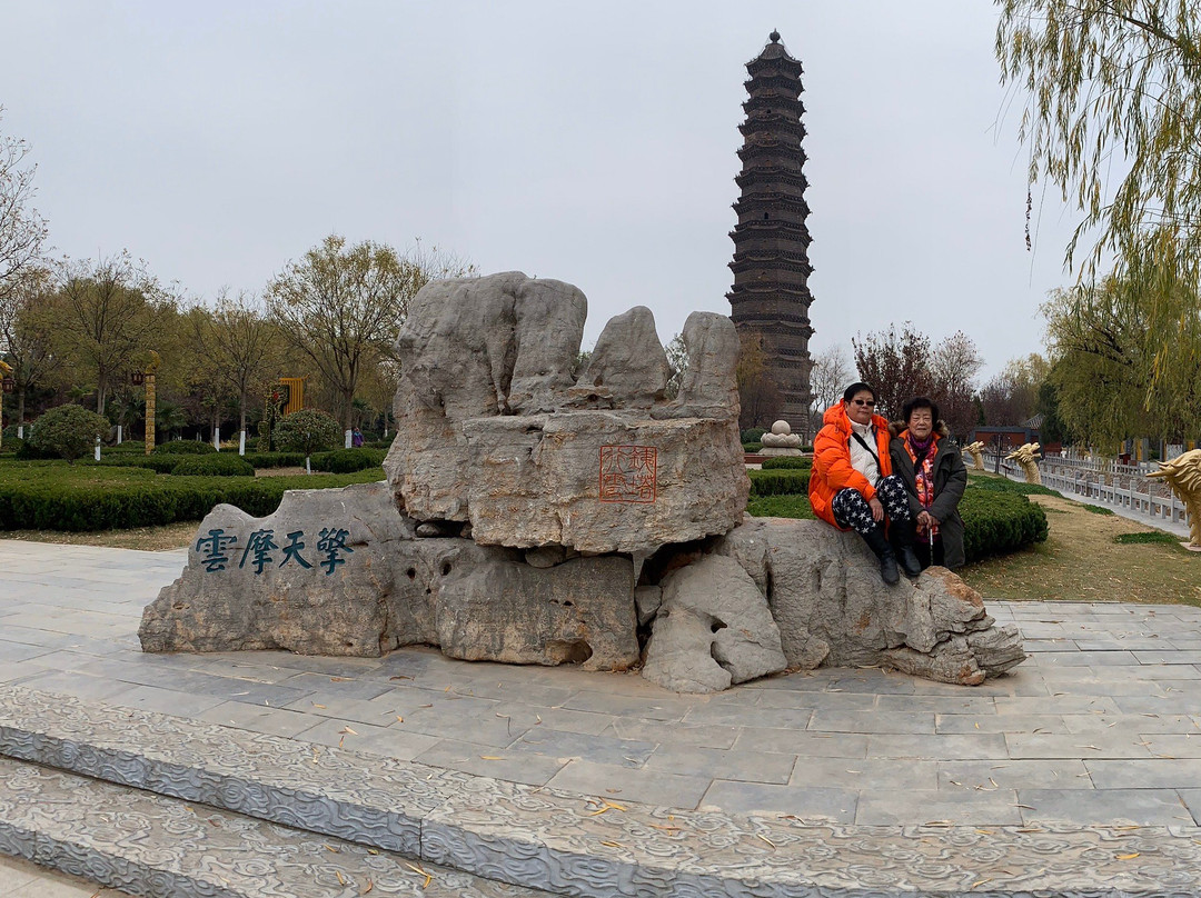 开封铁塔公园景点图片