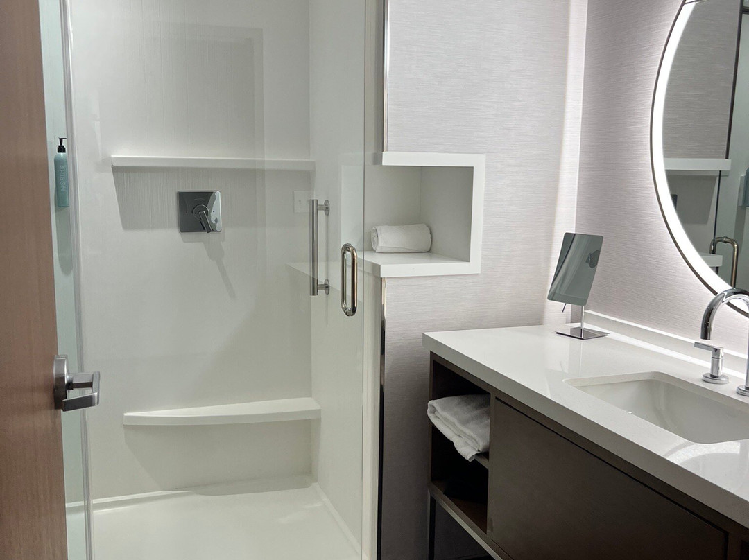 Courtyard Charlotte Waverly主图