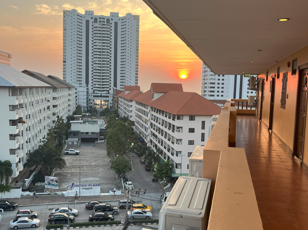 艾雅伊广场酒店主图