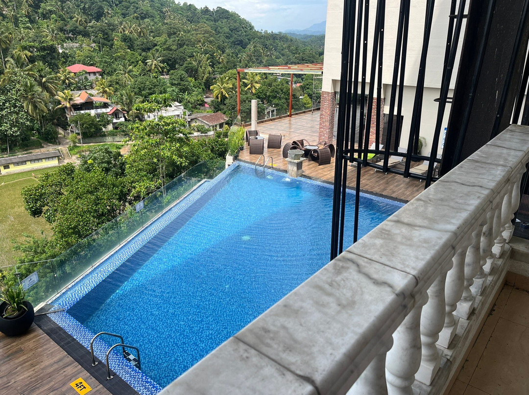 The Golden Crown Hotel主图