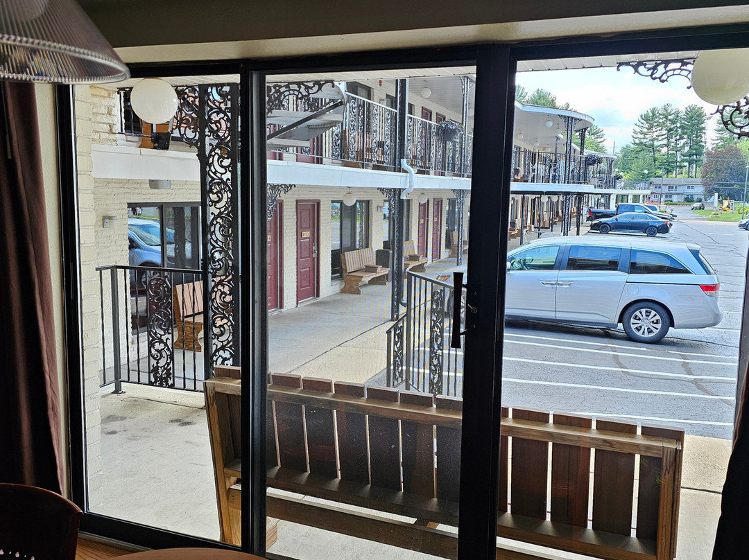 Ambers Inn & Suites主图