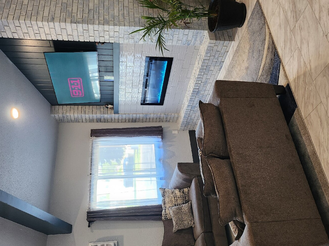 The Oasis Hotel & Bar主图