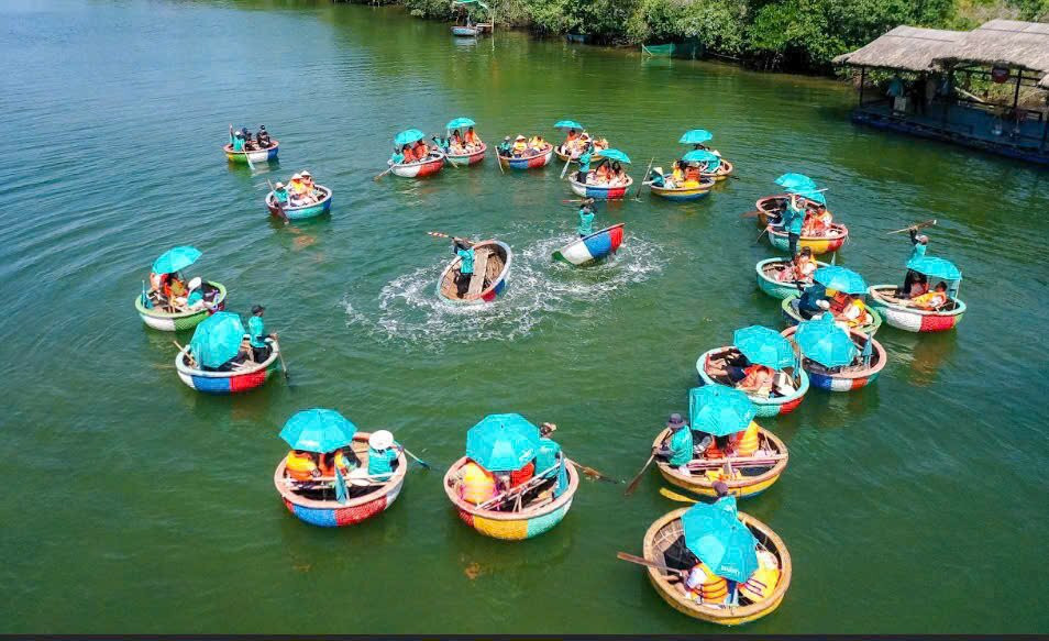 Basket Boat Tour & Kayak Tour Dynasty Phu Quoc